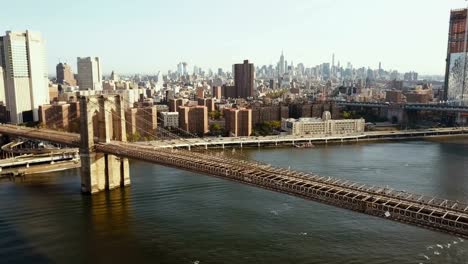 Vista-aérea-del-puente-de-Brooklyn,-Distrito-de-Manhattan-en-Nueva-York,-América.-Zánganos-sobrevolando-el-río-East