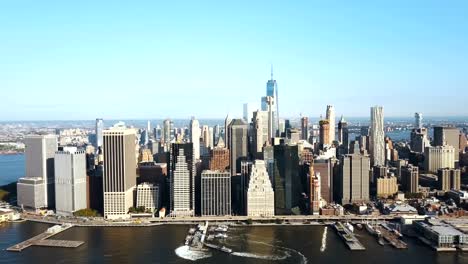 Aerial-view-of-the-busy-downtown-on-the-shore-of-the-East-river.-Manhattan-district-in-New-York,-America