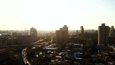 Luftbild-von-der-belebten-New-York,-Amerika-in-den-frühen-Morgenstunden.-Drohne-fliegt-über-die-Verkehrswege-in-Brooklyn-auf-dawn