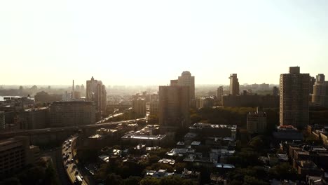 Vista-aérea-de-la-ocupada-Nueva-York,-Estados-Unidos-temprano-en-la-mañana.-Drone-volando-sobre-los-caminos-de-tráfico-en-Brooklyn-en-amanecer