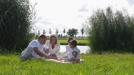 Family-doing-a-picnic-on-the-lawn