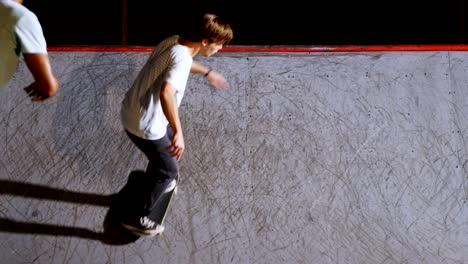 Amigos-practicando-Skate-4k