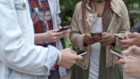 Teens-Sharing-Social-Media