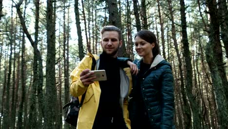 Touristen-Mann-und-Frau-nehmen-Foto-am-Telefon