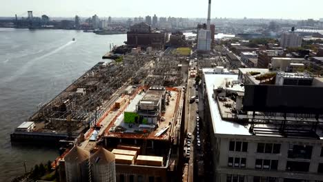 Vista-aérea-del-barrio-de-Brooklyn-en-Nueva-York,-América.-Drone-volando-sobre-el-edificio-en-la-orilla-de-este-río