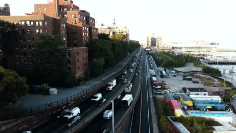 Vista-aérea-de-la-ensambladura-de-camino-en-Brooklyn,-Nueva-York,-Estados-Unidos.-Drone-volando-sobre-la-pista-de-tráfico-con-muchos-coches