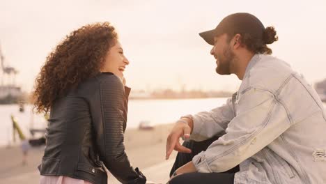 Pareja-joven-feliz-disfrutando-de-su-tiempo-en-un-paisaje-hermoso-puerto