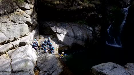 Abenteuer-sucht-Kletterer-schwimmen-über-einem-Wasserfall-Plunge-Pool