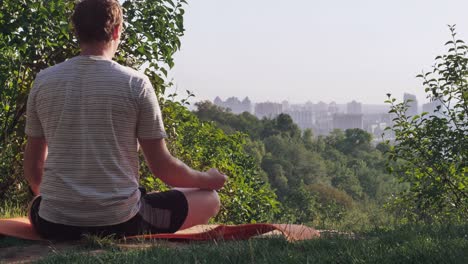 deportista-disfrutar-de-naturaleza-y-paisaje-urbano