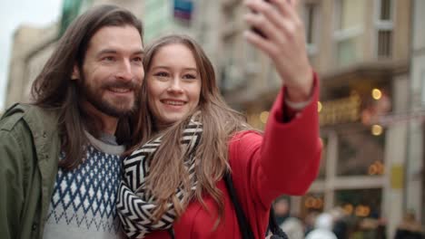Junge-schöne-Paar-nehmen-Selfie-in-einer-Stadt.