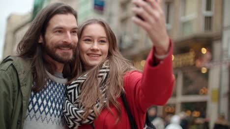 Joven-pareja-hermosa-toma-selfie-en-una-ciudad.