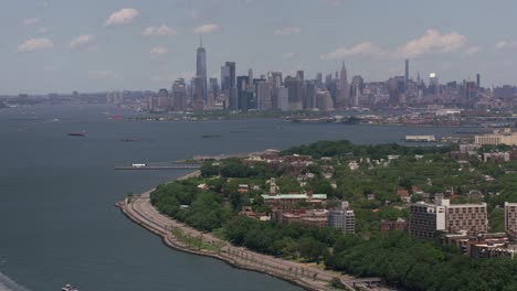 Aerial-shot-of-Brooklyn-and-Manhattan-in-New-York-City.