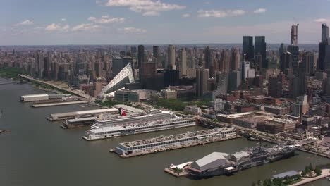 Toma-aérea-de-muelles-en-el-río-Hudson-en-Manhattan,-Nueva-York.