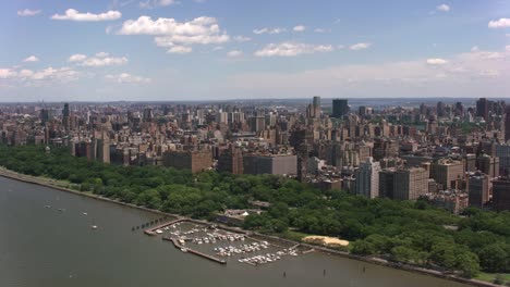 Luftaufnahme-des-Upper-Manhattan-vom-Hudson-River.