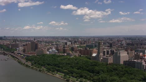 Luftaufnahme-des-Upper-Manhattan-vom-Hudson-River.