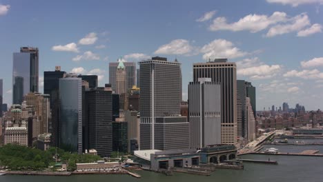 Volando-por-el-parque-de-la-batería-y-el-bajo-Manhattan.