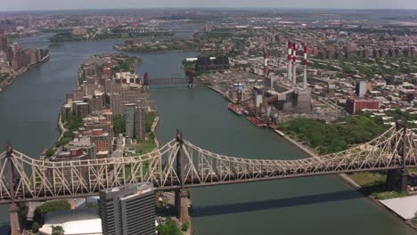 Flug-über-Roosevelt-Island-und-die-Queensboro-Bridge.