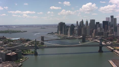 Flug-über-Manhattan-und-die-Brooklyn-Bridge.