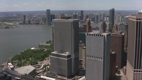 Volando-por-el-parque-de-la-batería-y-el-bajo-Manhattan.