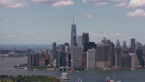 Toma-aérea-de-más-bajo-Manhattan-y-la-isla-de-Gobernadores.