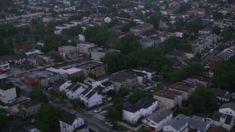 Vista-aérea-del-barrio-de-Staten-Island-en-temprano-en-la-mañana.