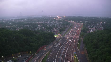 Interstate-287-mit-Verrazano-Narrows-Bridge-in-Ferne.