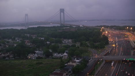 Vuelo-más-allá-de-la-estación-de-peaje-hacia-Verrazano-enangosta-el-puente.