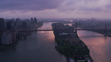 Fliegen-bis-East-River-über-Roosevelt-Island-und-die-Queensboro-Bridge-bei-Sonnenaufgang.