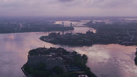 Fliegen-bis-East-River-vorbei-an-Roosevelt-Island-bei-Sonnenaufgang.