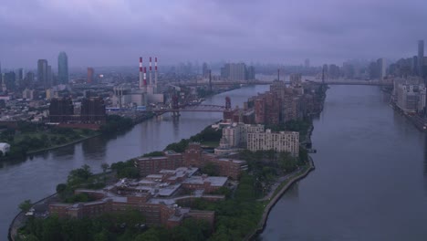 Down-East-River-bei-Sonnenaufgang-über-Roosevelt-Island-fliegen.