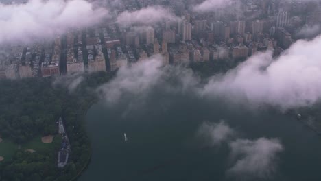 Vista-aérea-del-Central-Park-y-Manhattan-a-través-de-las-nubes.