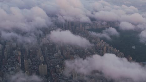 Luftaufnahme-des-Central-Park-und-Manhattan-durch-Wolken.