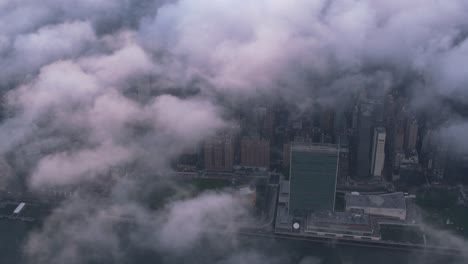 Luftaufnahme,-Blick-durch-niedrige-Wolken-in-Manhattan.