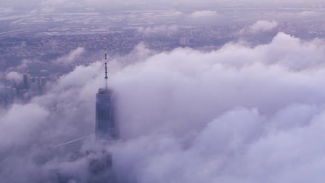 Luftaufnahme-des-One-World-Trade-Center-Gebäude-mit-niedrigen-Wolken-bei-Sonnenaufgang.