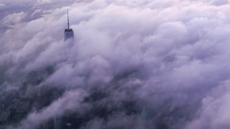 Luftaufnahme-des-One-World-Trade-Center-Gebäude-mit-niedrigen-Wolken-bei-Sonnenaufgang.