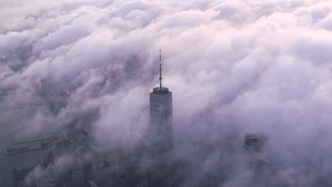 Luftaufnahme-des-One-World-Trade-Center-Gebäude-mit-niedrigen-Wolken-bei-Sonnenaufgang.