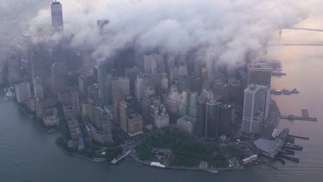 Hohen-Winkel-Luftaufnahme-von-lower-Manhattan-mit-tief-hängenden-Wolken.