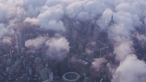 Luftaufnahme-von-Manhattan-mit-tiefhängenden-Wolken-bei-Sonnenaufgang.