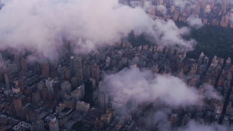 Vista-aérea-de-Manhattan-con-las-nubes-bajas-al-amanecer.