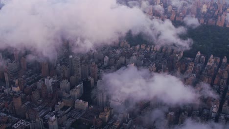 Luftaufnahme-von-Manhattan-mit-tiefhängenden-Wolken-bei-Sonnenaufgang.