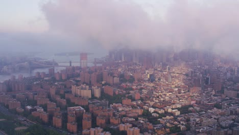 Vista-aérea-de-las-nubes-bajas-sobre-Manhattan-y-el-East-River.