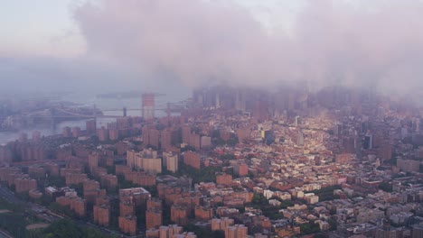 Luftaufnahme-von-niedrigen-Wolken-über-Manhattan-und-East-River.