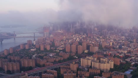 Luftaufnahme-von-niedrigen-Wolken-über-Manhattan-und-East-River.