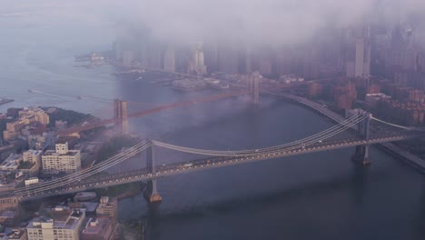 Luftaufnahme-von-niedrigen-Wolken-über-Manhattan-und-Brooklyn-Brücken.