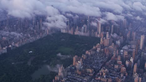 Luftaufnahme-von-Manhattan-mit-tiefhängenden-Wolken-bei-Sonnenaufgang.