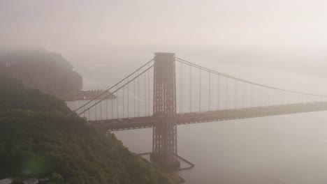 Luftaufnahme-des-George-Washington-Brücke-entlang-des-Hudson-River.