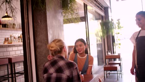 Junge-multi-ethnischen-Hipster-Frauen-reden-und-Relaxen-im-modernen-café