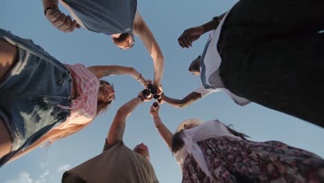 Jóvenes-amigos-beber-al-aire-libre