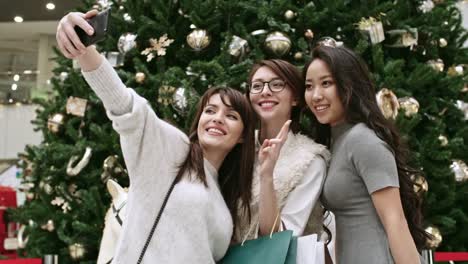 Amigas-tomando-Selfie-de-Navidad