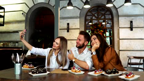 Junge-Frau,-die-die-Selfie-mit-Freunden-im-restaurant